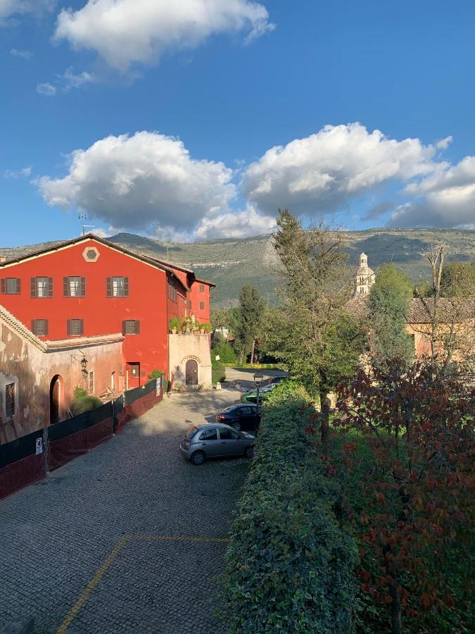 Casette Rosse Nel Borgo Medievale Di Fossanova Latina Exterior foto