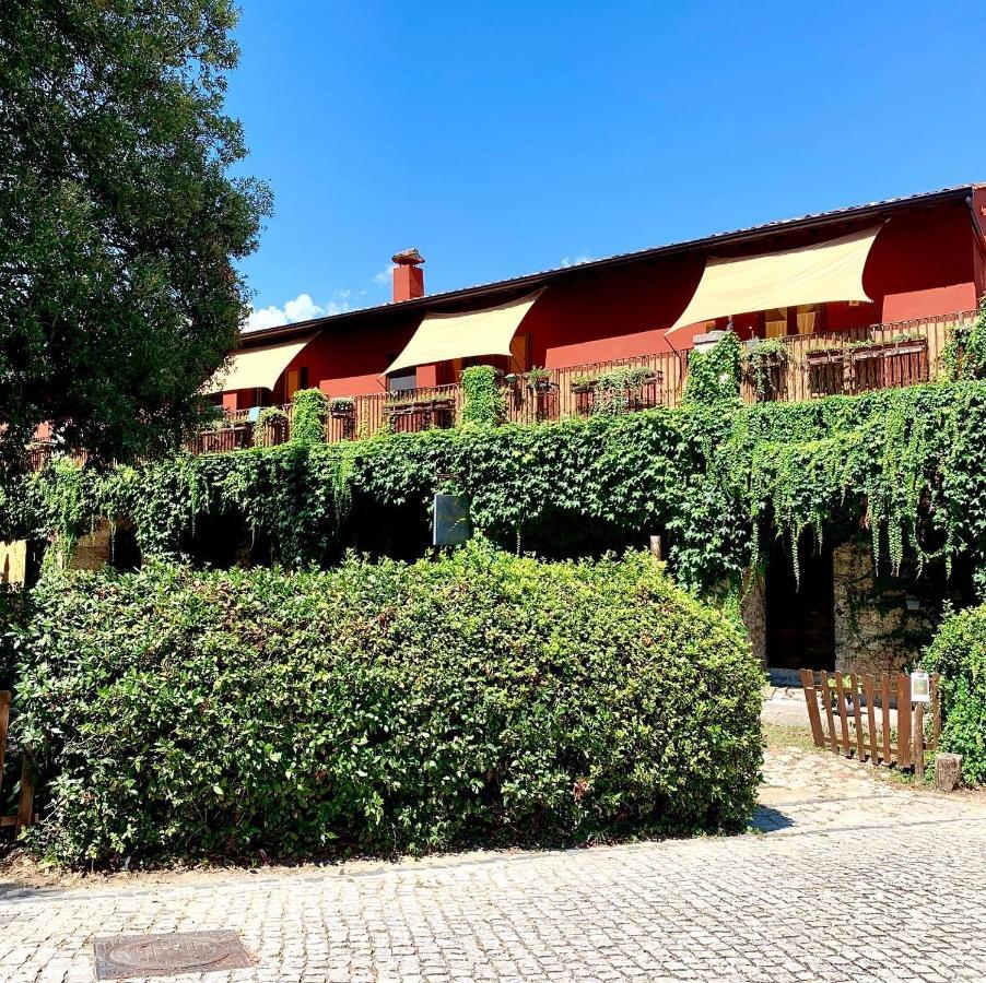 Casette Rosse Nel Borgo Medievale Di Fossanova Latina Exterior foto