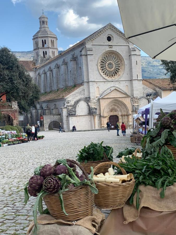 Casette Rosse Nel Borgo Medievale Di Fossanova Latina Exterior foto